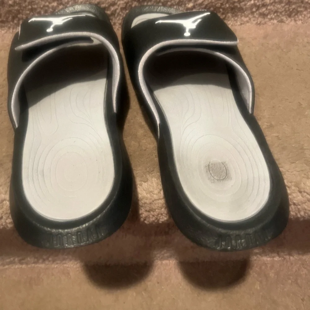 Jordan slides size 9 black. Beautiful and in great condition. So comfortable! - Picture 2 of 7